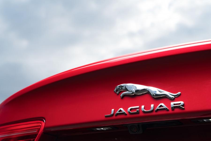 Логотип Jaguar XE 25t R-Sport 2015 года  (AU) (фото 38 из 40)